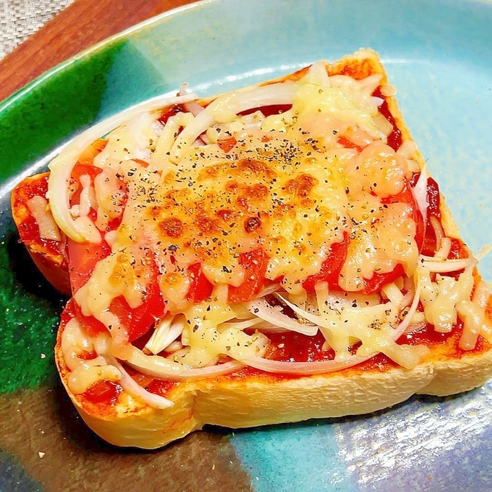 今が旬!新玉ねぎとトマトのピザトースト